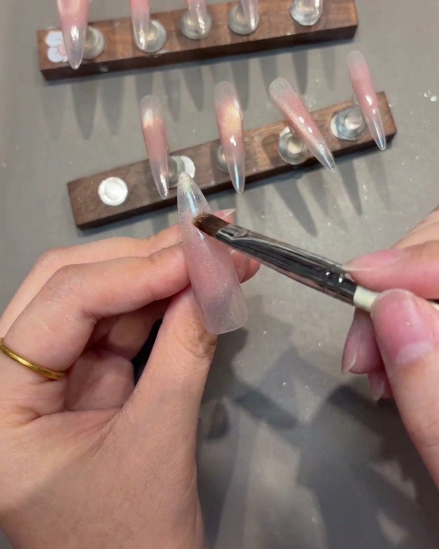 Application de gel magnétique avec un aimant positionné pour créer une forme en V.