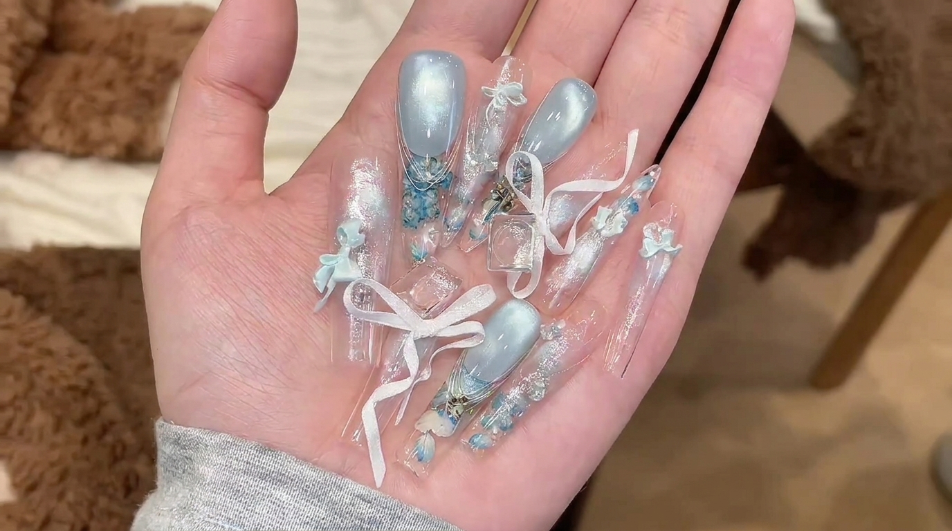 Ongles Stiletto « Bleu Glacier » : Tutoriel Fleurs Séchées et Effet Cat-Eye