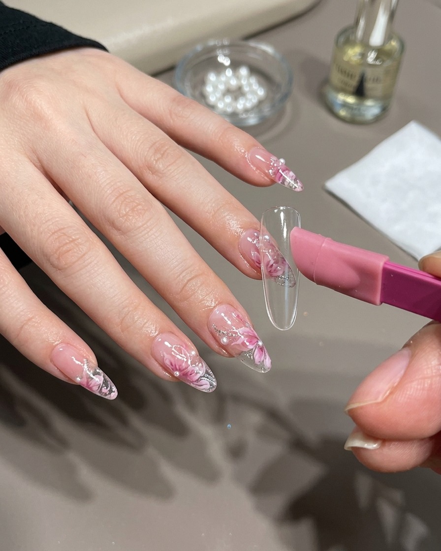 Un pinceau à nail art appliquant du gel magnétique doré sur un embout dongle.