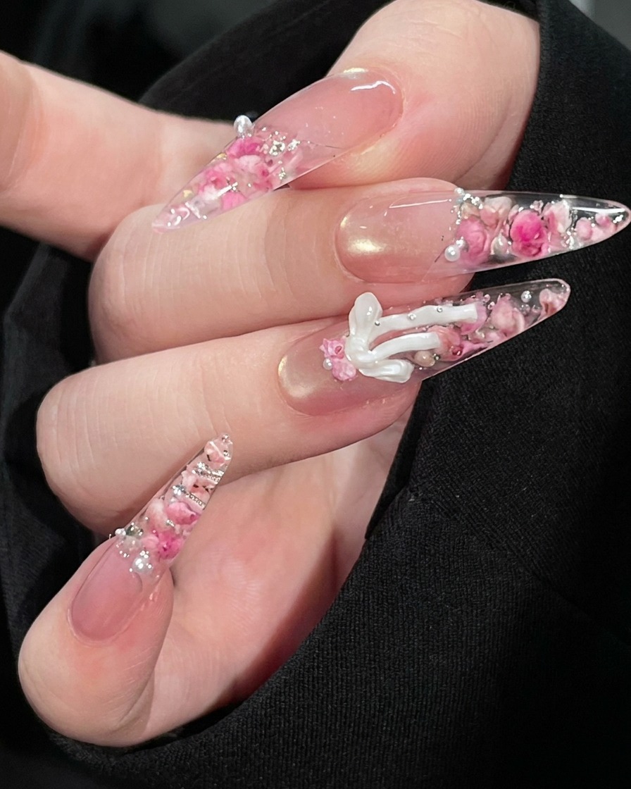 Un petit moule en silicone contenant un nœud 3D blanc formé à partir de gel.