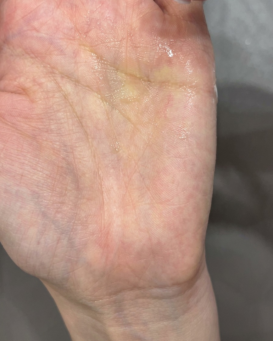 Gros plan dun ongle avec deux pétales sculptés blancs arrangés pour former une fleur.