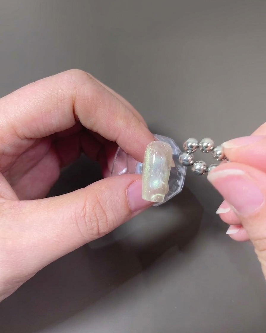 Un aimant à bout rond utilisé pour créer des motifs de vagues sur le gel cat-eye non polymérisé.
