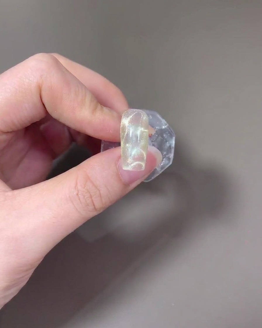 Un ongle placé sous une lampe UV/LED pour la polymérisation.