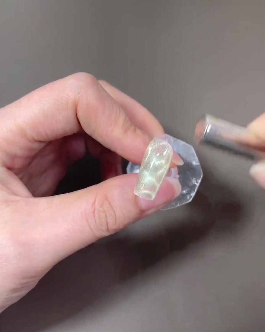 Un aimant rectangulaire utilisé pour former un large reflet cat-eye sur la deuxième couche de gel.