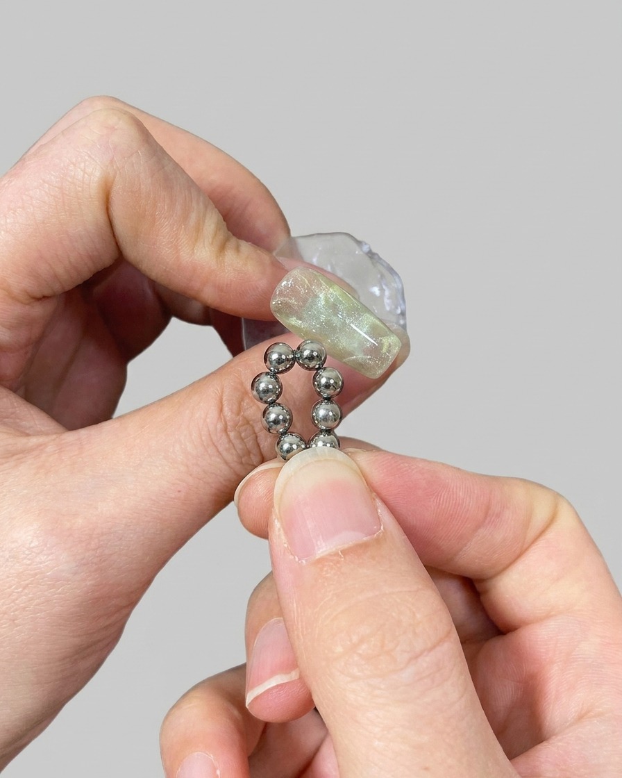 Un ongle placé sous une lampe UV/LED pour la polymérisation.