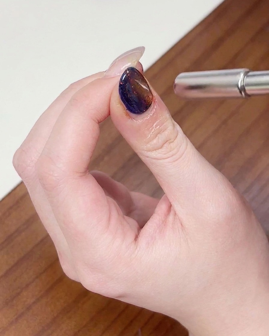 Un aimant déplacé dans un mouvement circulaire autour du bout de longle pour façonner le reflet cat eye.