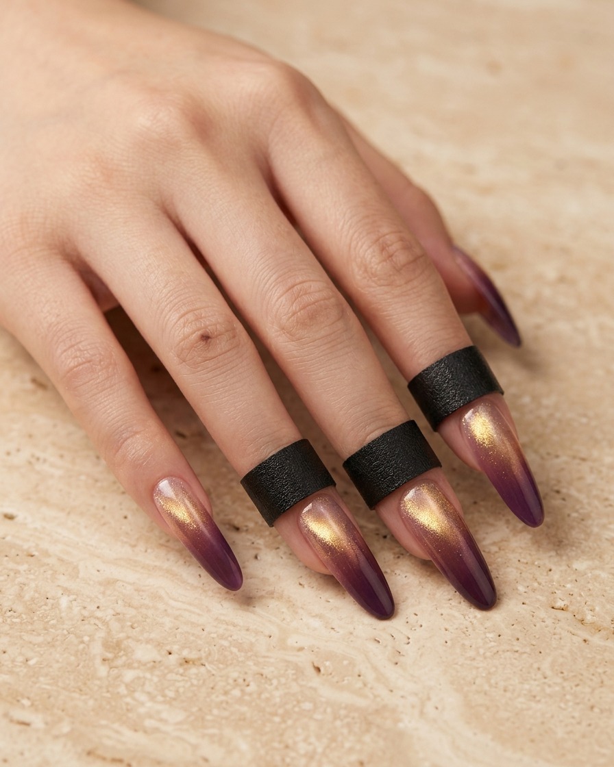 Gros plan sur un pinceau appliquant une fine couche de vernis gel violet sur le bout dune extension dongle transparente en forme damande.