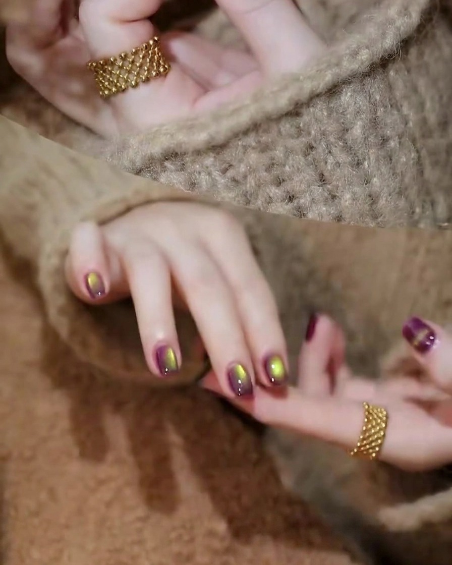 Une main posée à lintérieur dune lampe UV/LED professionnelle avec du vernis violet appliqué sur les ongles.