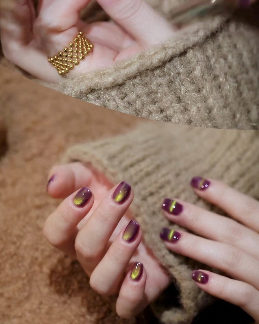 Un aimant tenu diagonalement au-dessus dun ongle avec du gel œil-de-chat violet humide, montrant les particules se déplaçant.