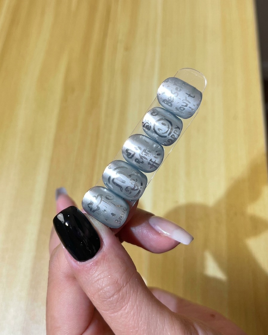 Gros plan sur un ongle naturel en cours de préparation pour une manucure gel.