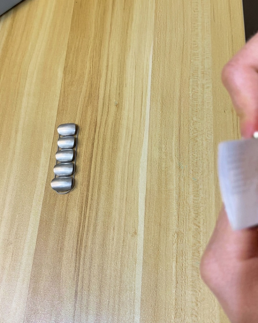 Un coton non pelucheux utilisé pour nettoyer la surface dun ongle fini mat.
