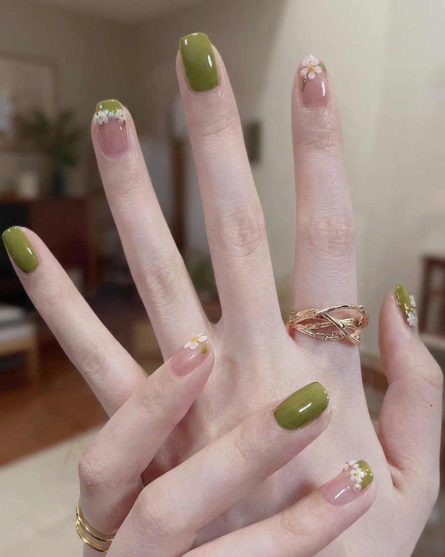 Gros plan détaillé dun pinceau liner perfectionnant larc rose sur la pointe dun ongle.