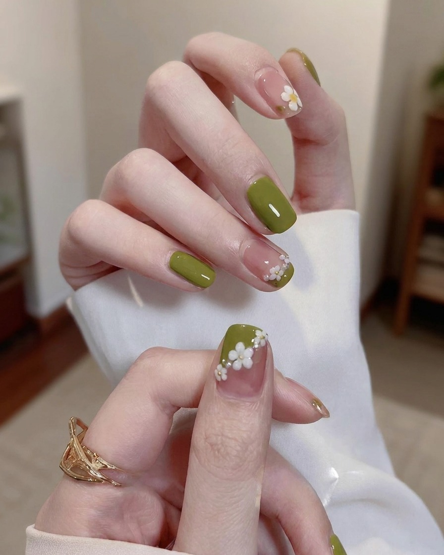 Une pince à épiler déposant délicatement un petit sequin argenté sur un ongle.