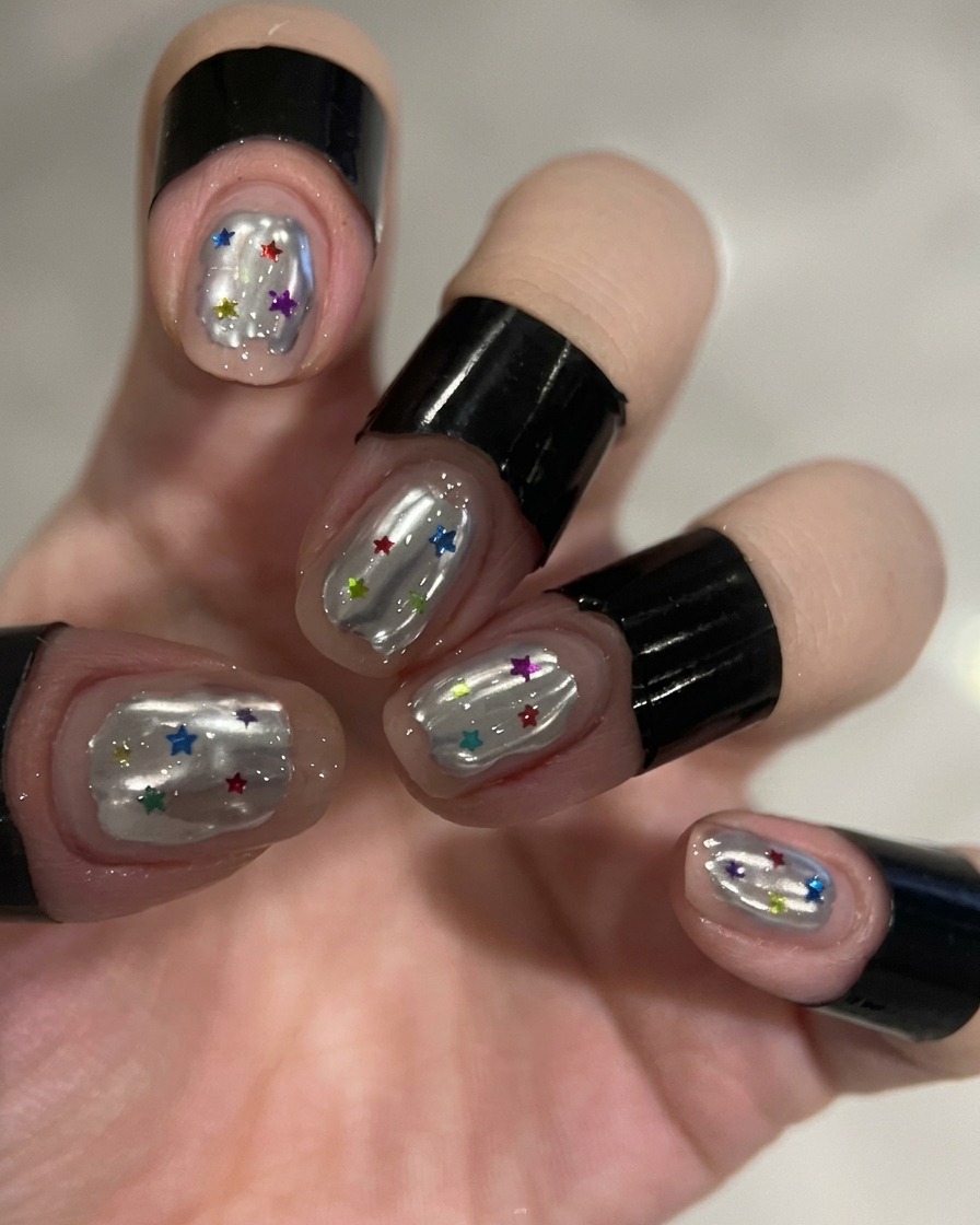 Un pinceau appliquant une fine couche de vernis semi-permanent nude translucide sur un ongle préparé.