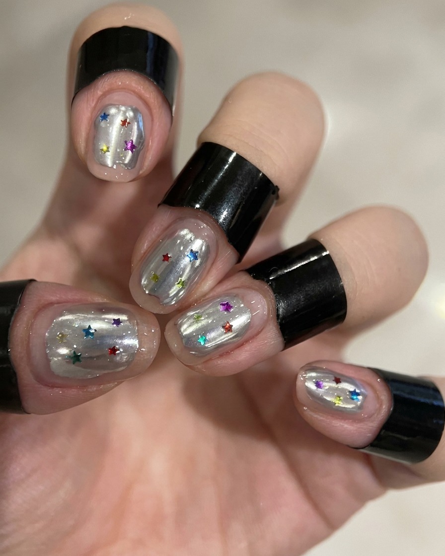 Des ongles avec un motif de vague blanche en train de catalyser sous une lampe UV/LED.