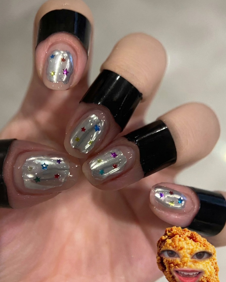 Un pinceau appliquant un top coat transparent sur des ongles avec un motif de vague blanche.