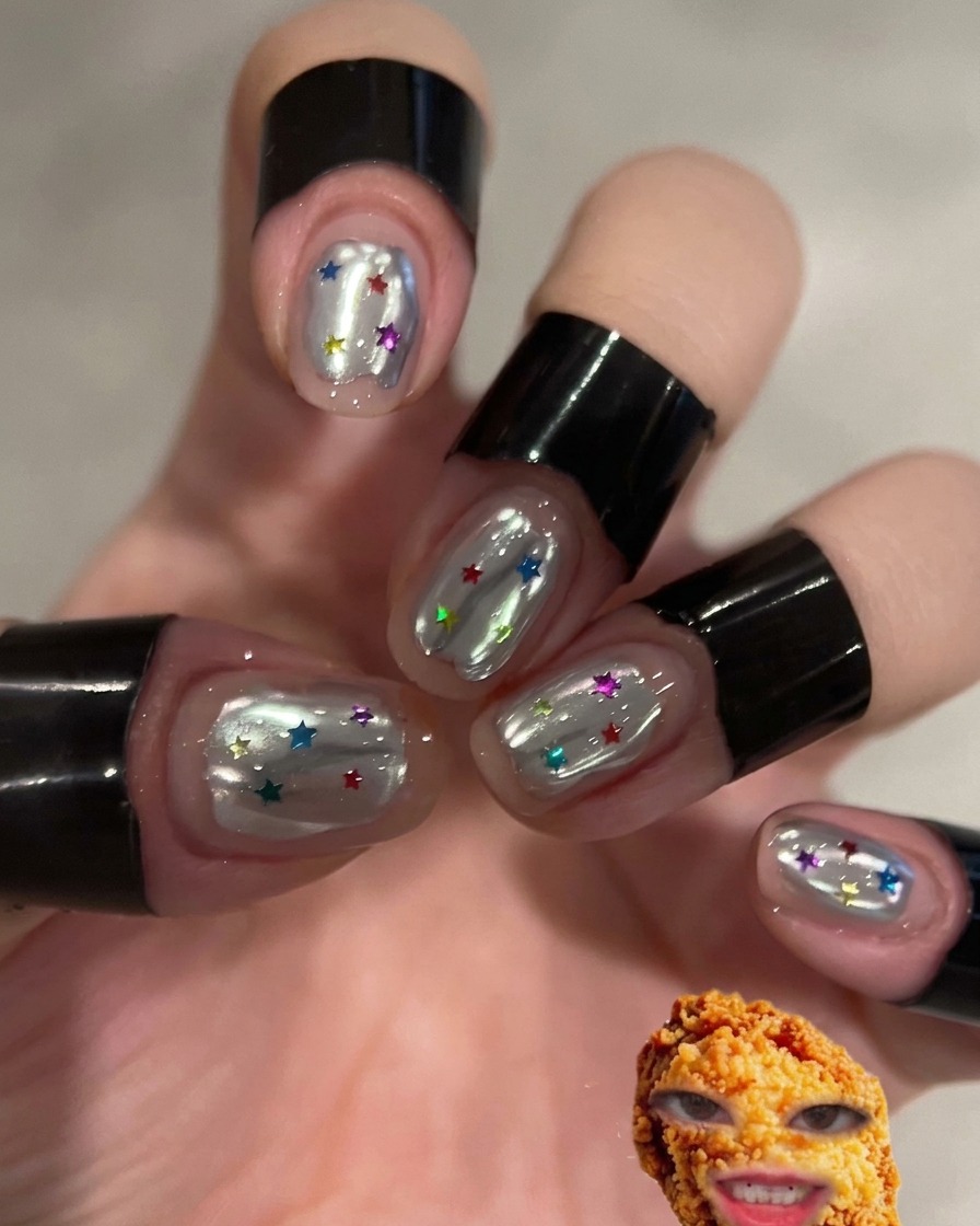 Un doigt frottant de la poudre chrome argentée sur la surface préparée dun ongle.