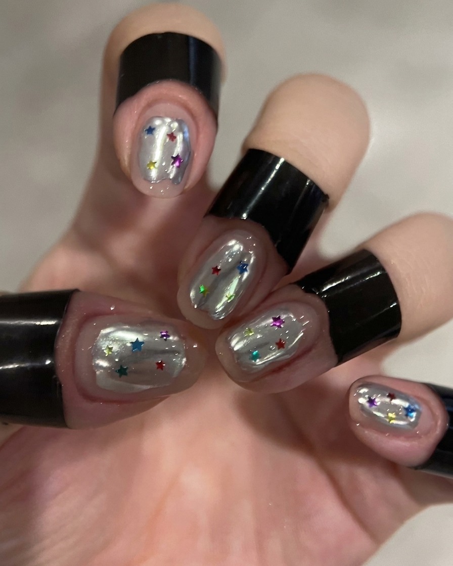 Une petite éponge utilisée pour enlever lexcès de poudre chrome argentée sur un ongle.