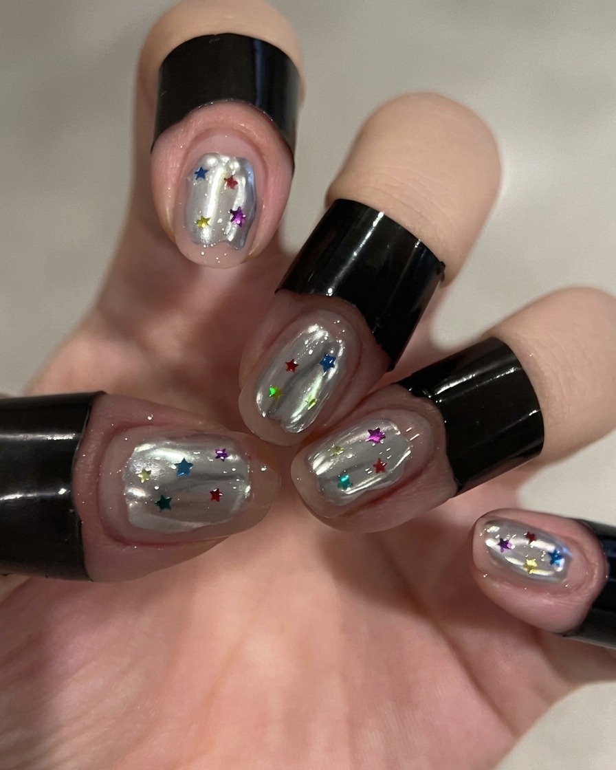 Des ongles sous une lampe UV catalysant la finition chromée.
