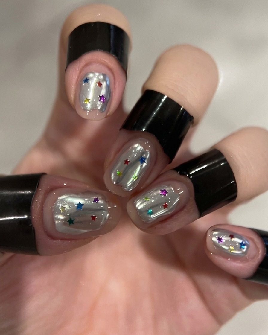 Un pinceau de nail art appliquant du gel de construction transparent sur une section spécifique de longle.
