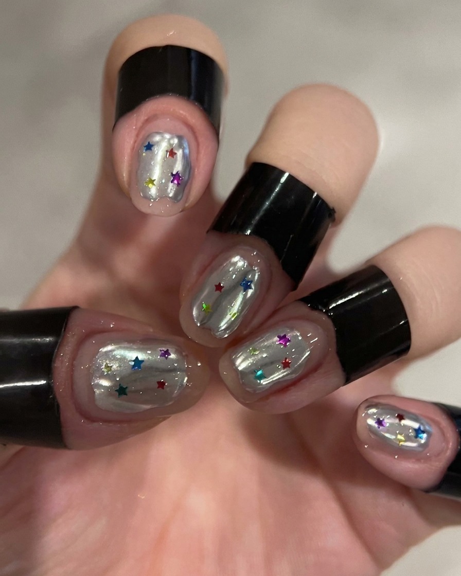 Gros plan dun ongle recouvert dun gel de construction transparent teinté de violet à laide dun pinceau, créant une finition brillante et en relief.