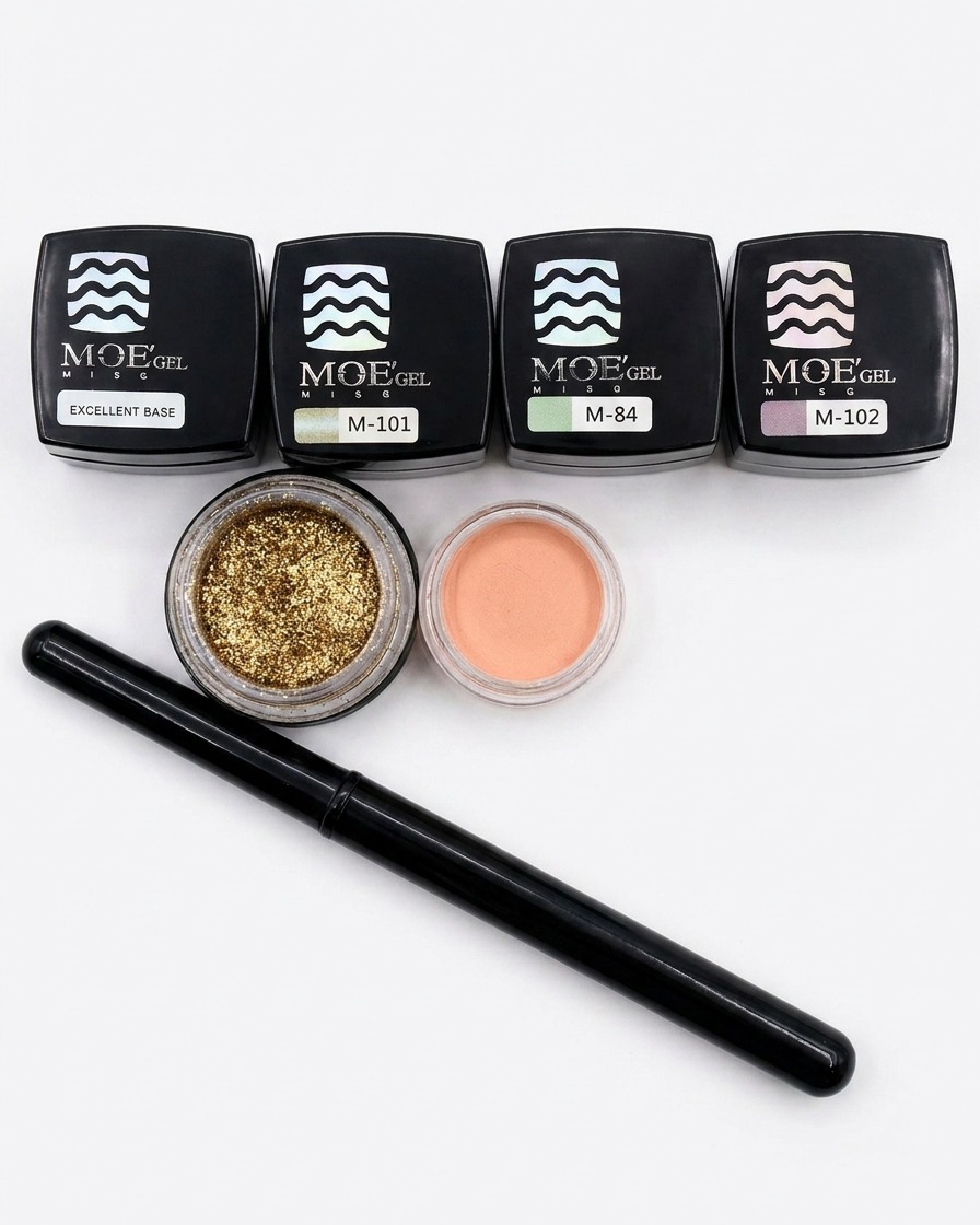 Un pinceau appliquant du gel de base transparent MOE sur une capsule.