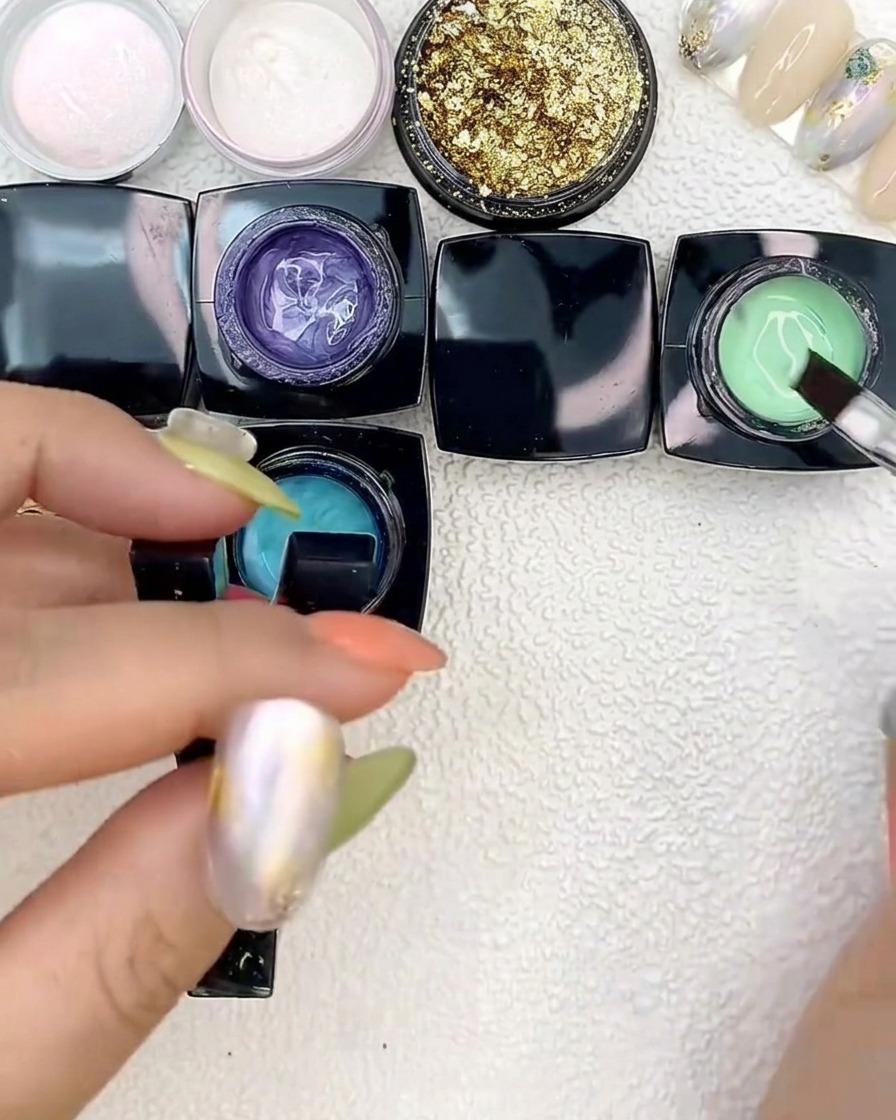Application de gel vert vif à côté de touches bleues sur une capsule à laide dun pinceau plat.