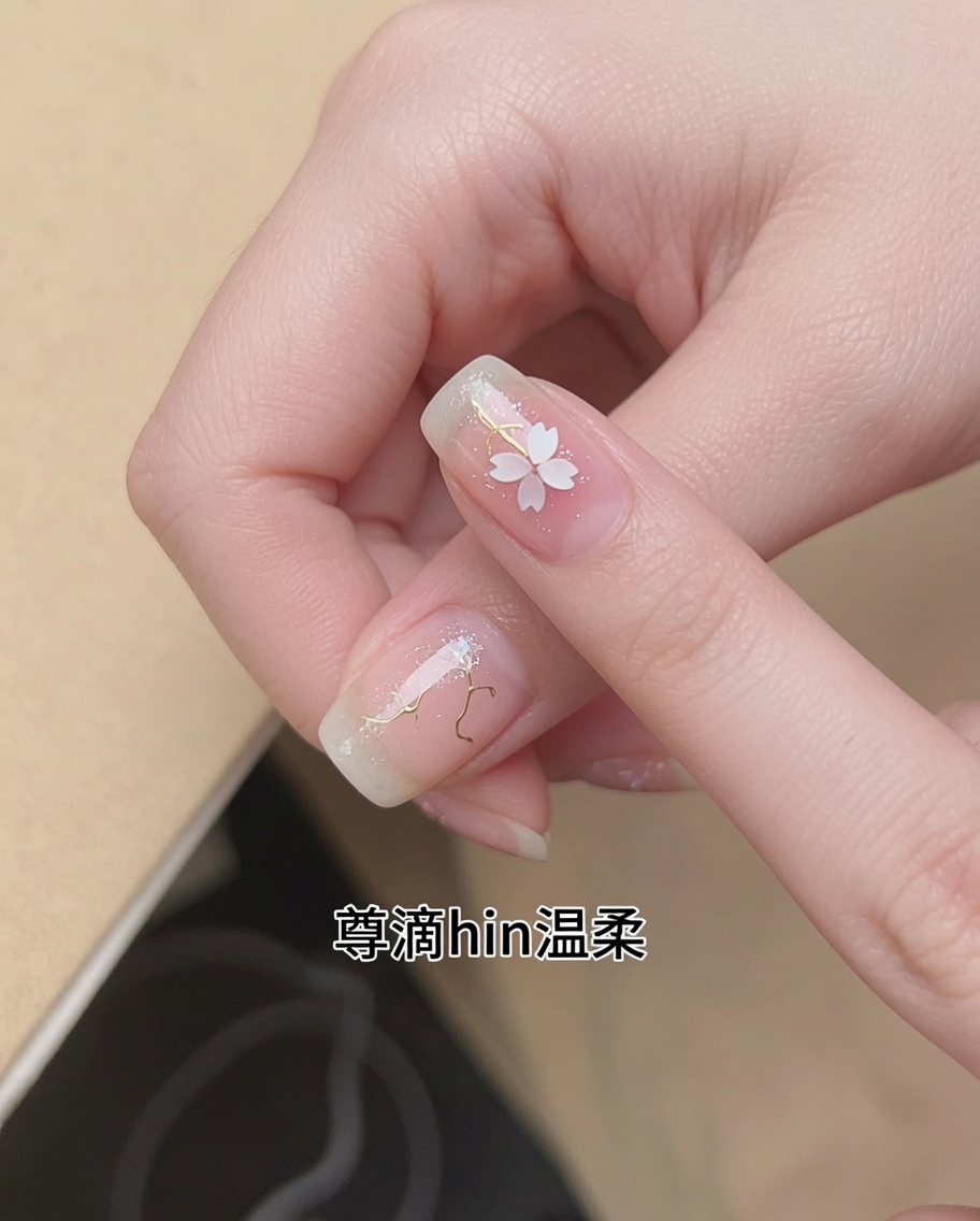 Un pinceau appliquant un vernis semi-permanent nude translucide sur un ongle naturel.