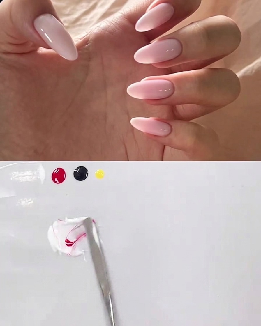 Une spatule en métal mélangeant du gel blanc et rose sur une palette propre.