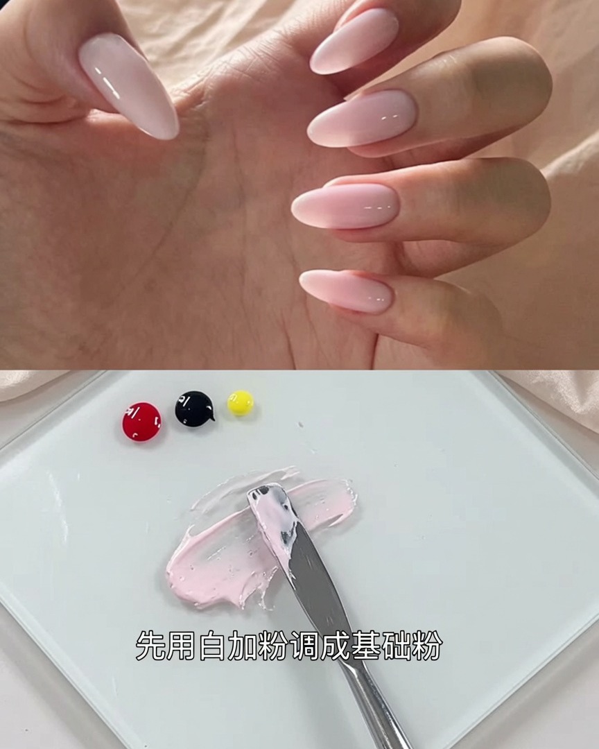 La spatule intégrant le gel noir au mélange rose jusquà obtenir une teinte gris-rose atténuée.