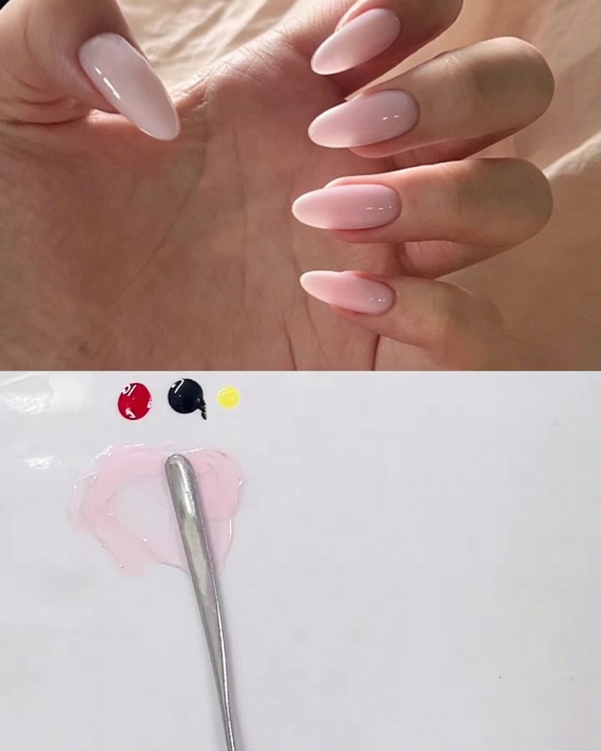 Une très petite quantité de gel jaune placée à côté du mélange gris-rose sur la palette.