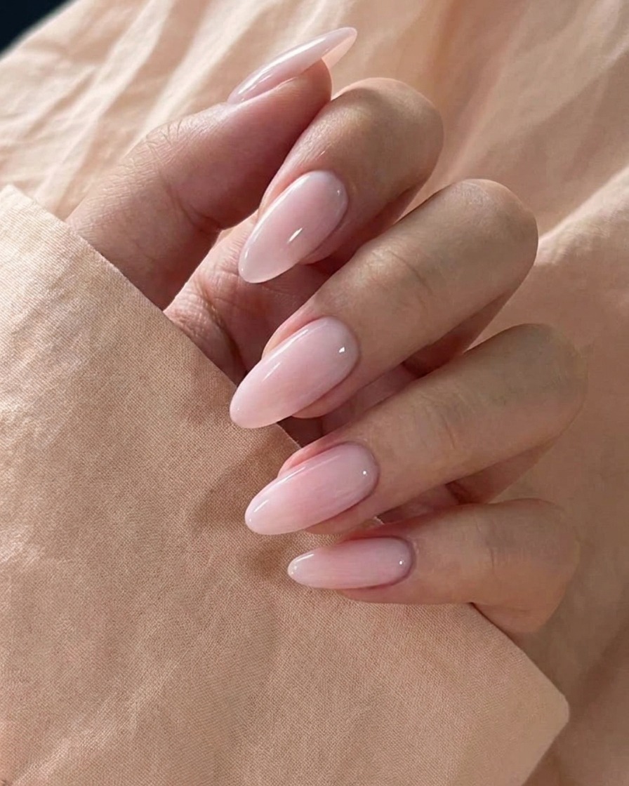 Ajout de gel de finition transparent au mélange sur la palette pour créer un effet translucide.