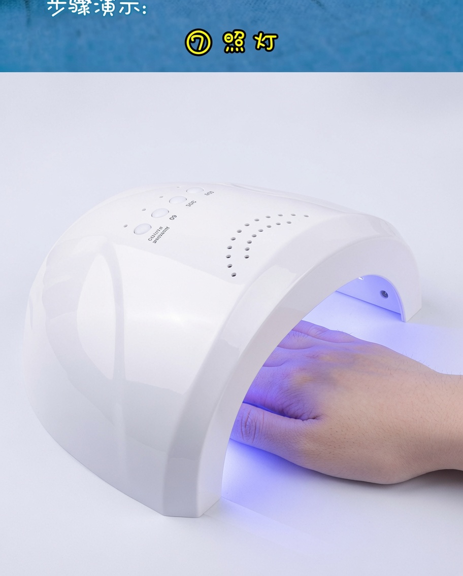 Une main posée sous une lampe à ongles, illuminée par une lumière bleue lors du séchage.