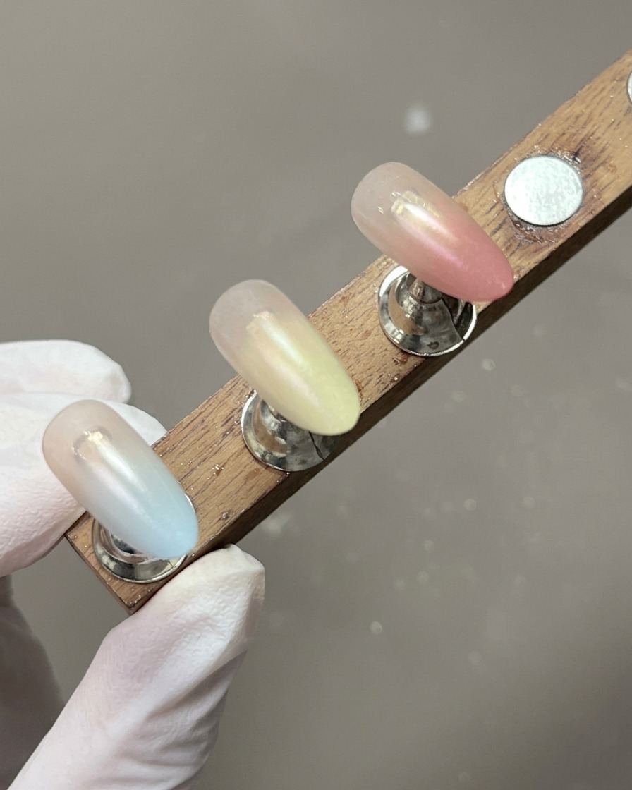 Un support de présentation montrant des capsules avec des dégradés pastel doux terminés.