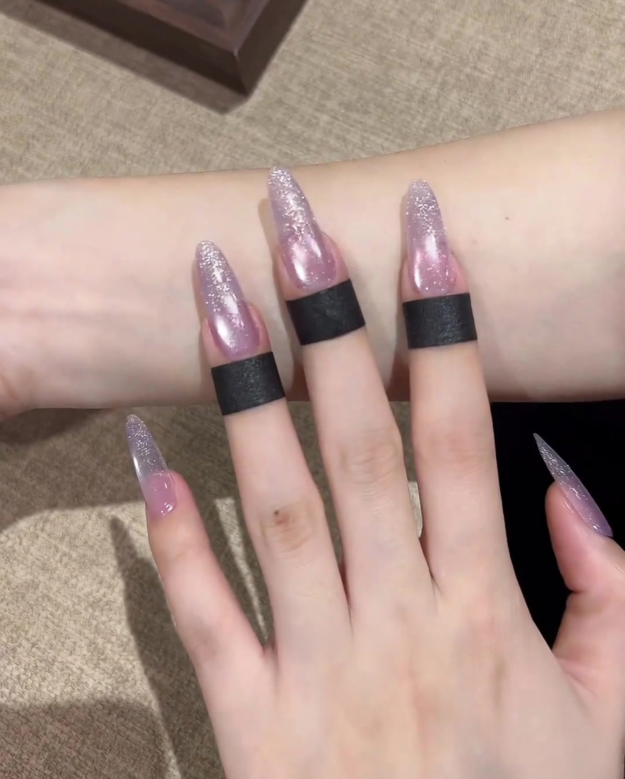 Gros plan sur un pinceau appliquant une couche de base gel transparente sur un ongle naturel propre et préparé.