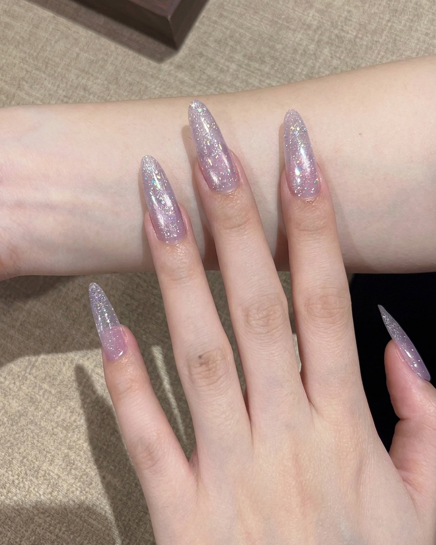 Un pinceau de précision applique le vernis pailleté Star River sur le bout de longle pour commencer le dégradé.