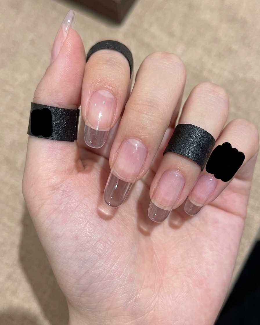 Gros plan dun pinceau dégradé utilisé pour estomper le vernis pailleté de la pointe vers le centre.