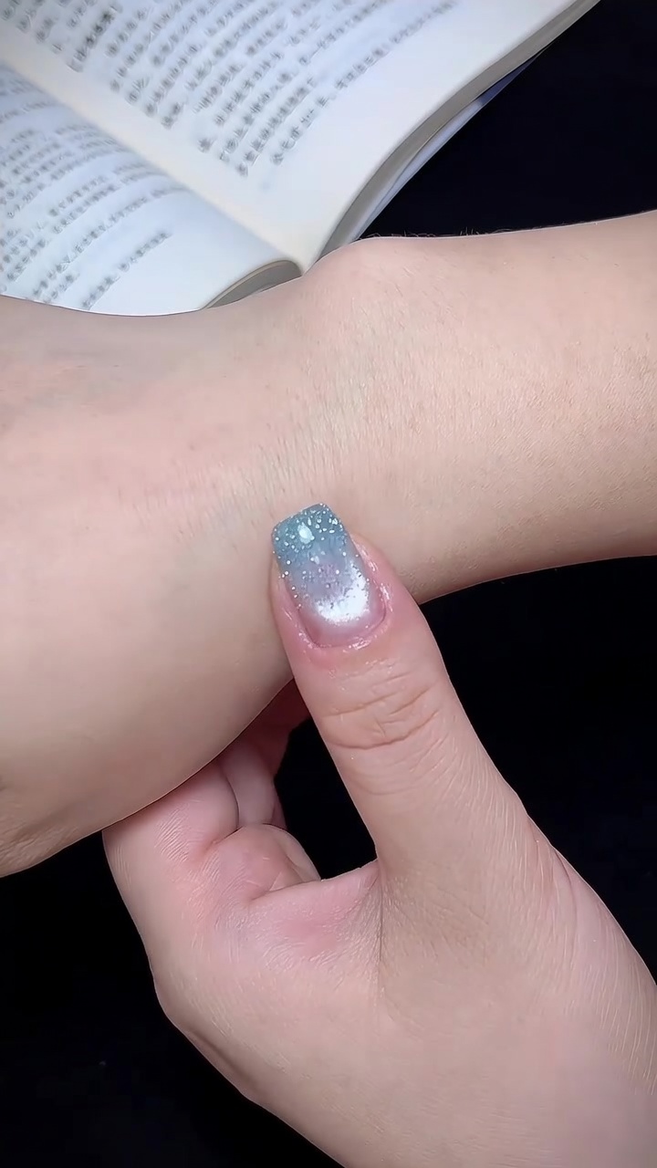 Ongles effet œil de chat et dégradé bleu aquatique — Tutoriel artistique étape par étape