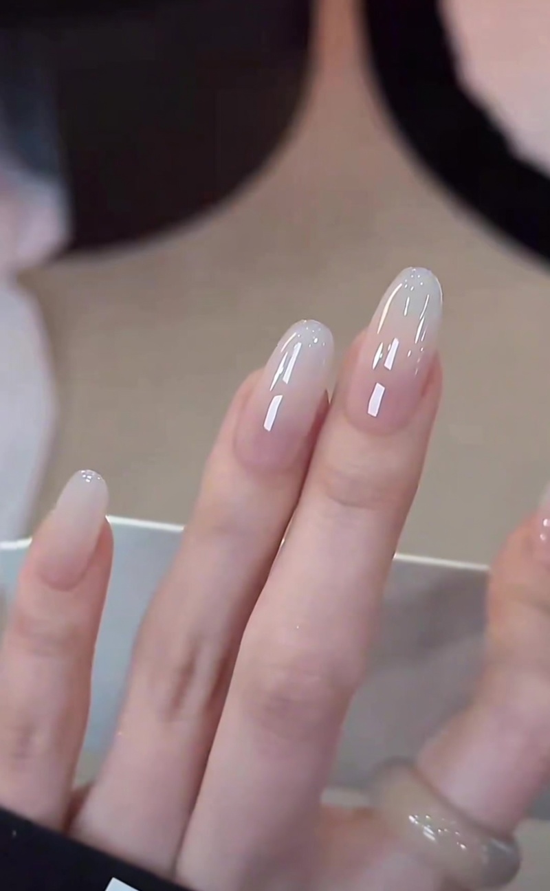 Ongles en dégradé blanc laiteux — Tutoriel ombré élégant