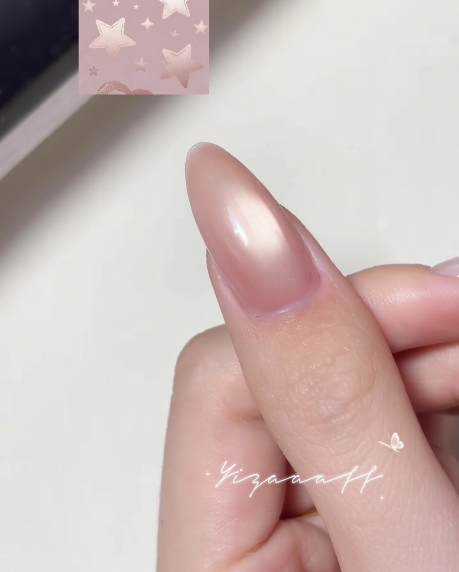 Un pinceau liner fin dessinant le contour blanc dune étoile sur la surface dun ongle verni.