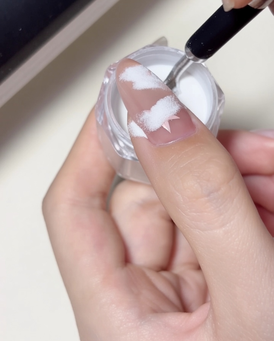 Gros plan dun doigt placé sous une lampe LED professionnelle pour ongles, avec la lumière illuminant la surface de longle.