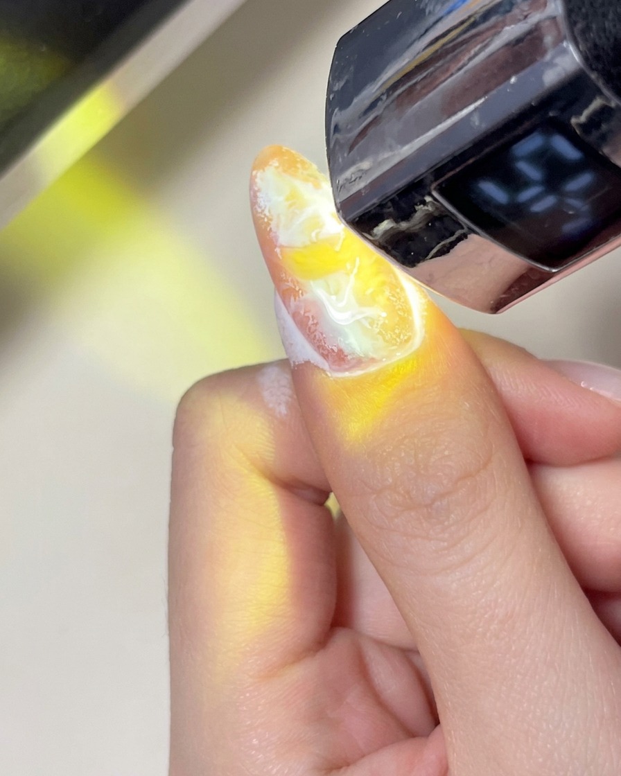 Un pinceau doux et touffu utilisé pour balayer délicatement la poussière sur la surface dun ongle manucuré.