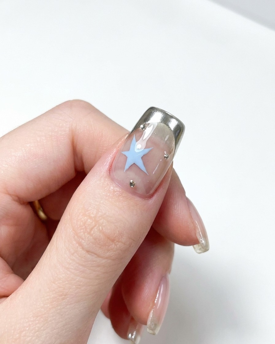 Un pousse-cuticules en métal repoussant délicatement les cuticules dun ongle naturel.
