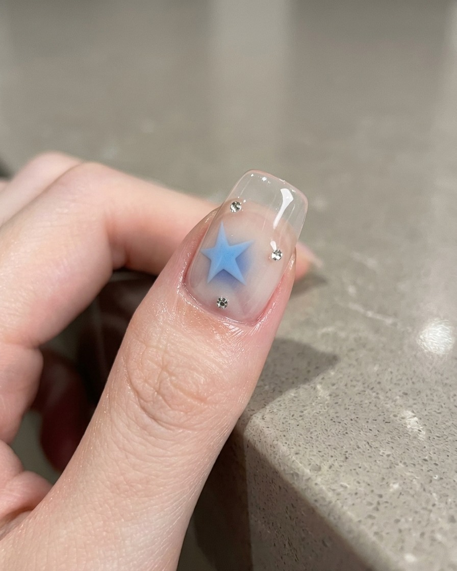 Utilisation dun outil aimanté pour manipuler les pigments argentés sur longle.