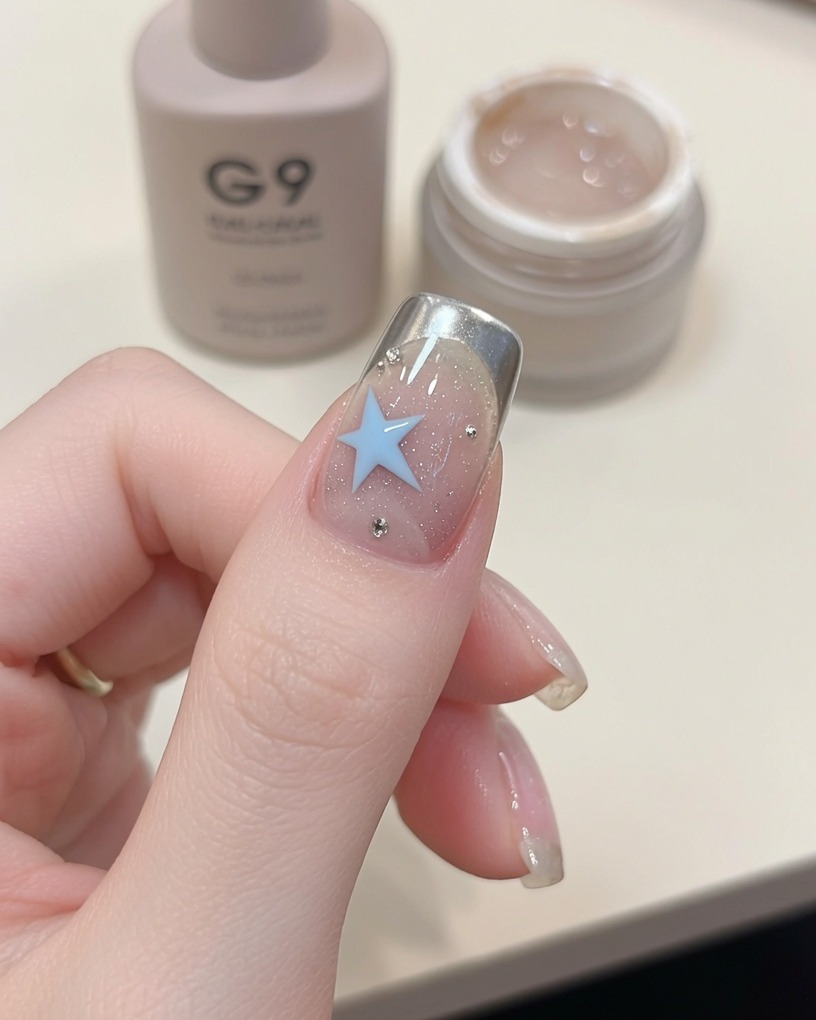 Gros plan sur des ongles sous une lampe UV lors de la catalyse finale.