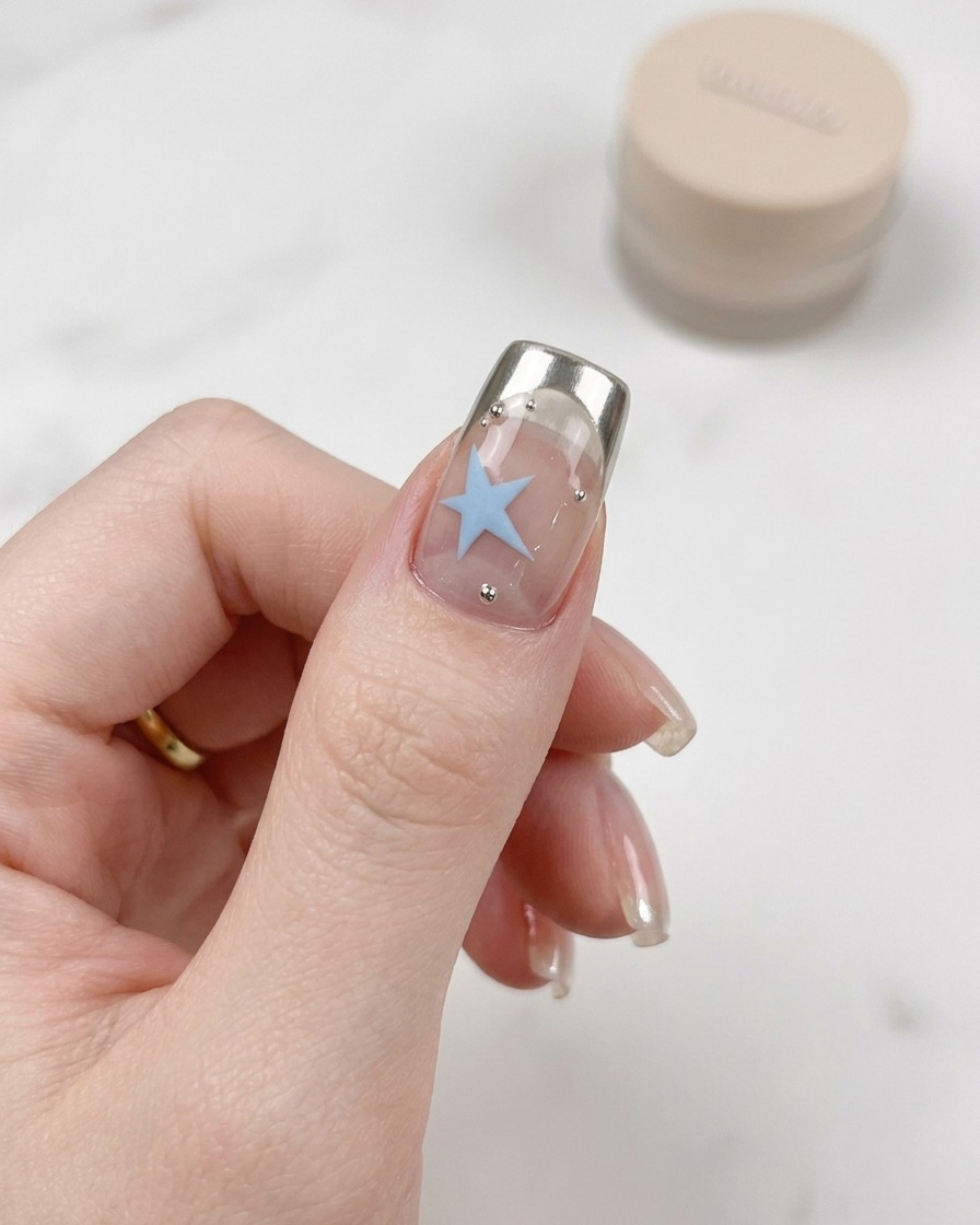 Ongles placés sous une lampe UV/LED professionnelle.