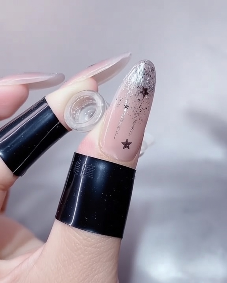 Gros plan dun ongle manucuré reposant à lintérieur dune lampe UV/LED professionnelle, lumière allumée, montrant le processus de catalysation.