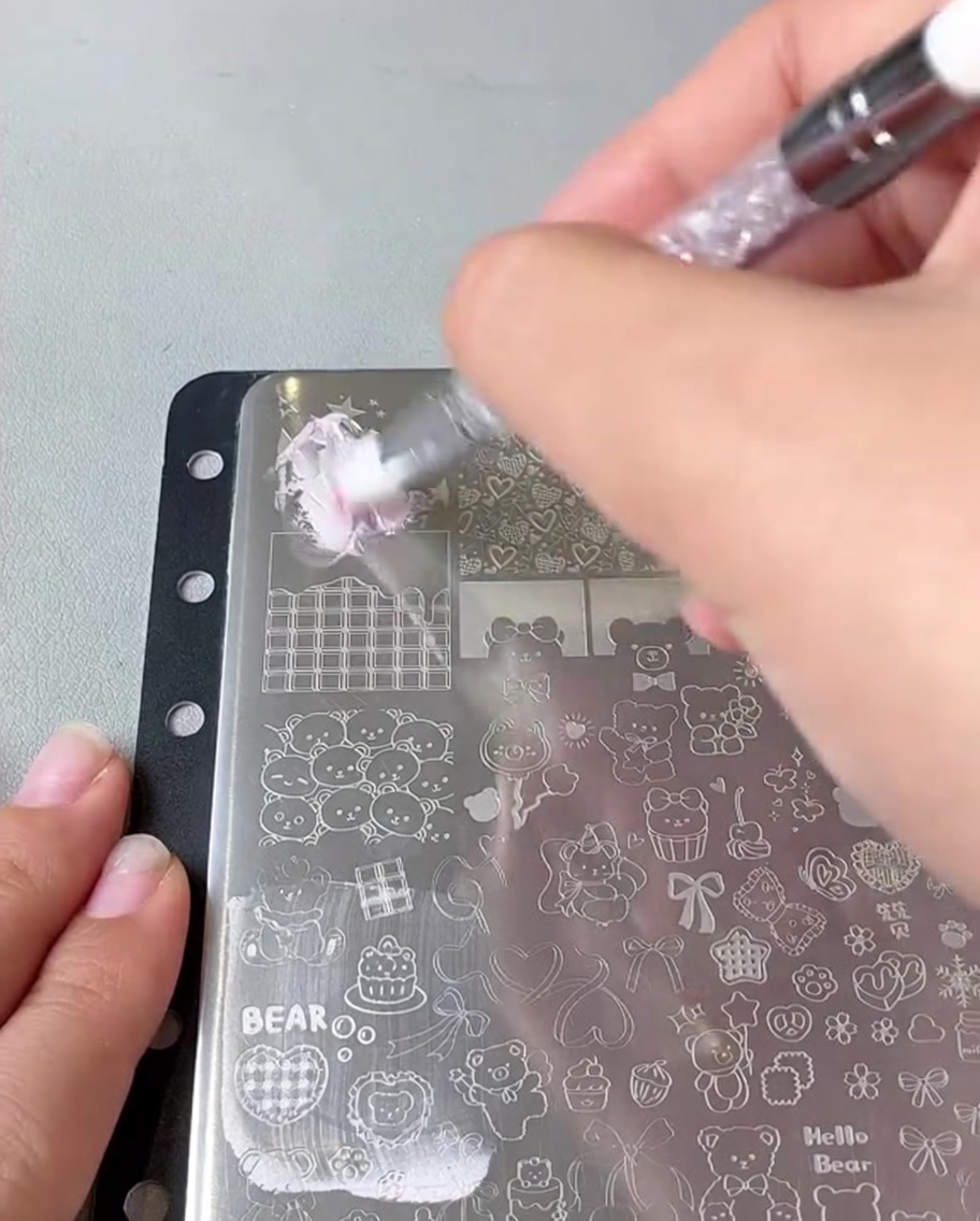 Racloir passant sur une plaque de stamping métallique.