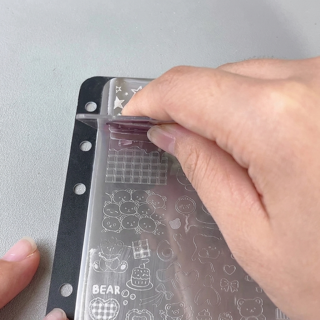 Tampon en gelée transparent pressé sur un motif de plaque métallique.