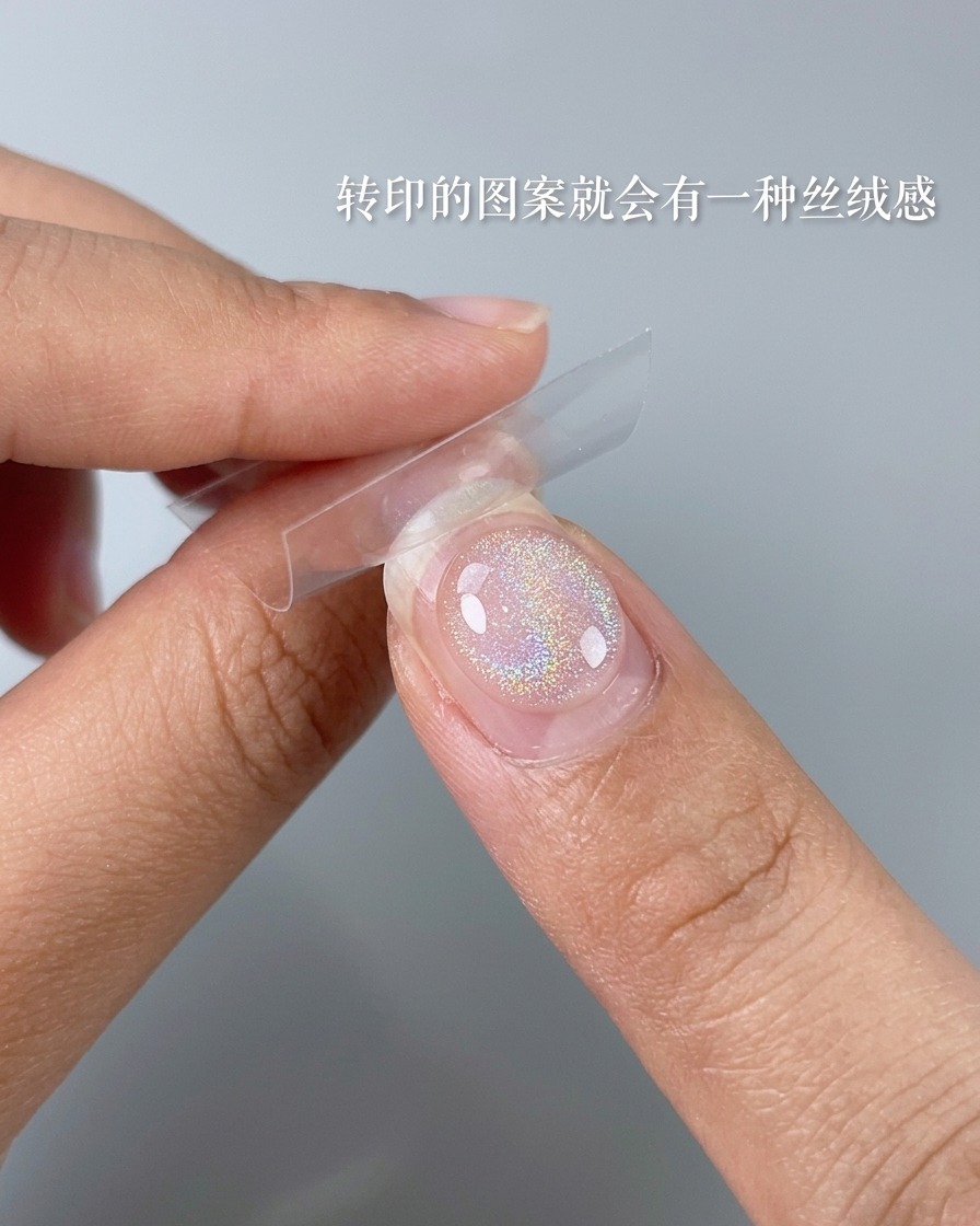 Gros plan dune brosse douce dépoussiérant un ongle terminé.